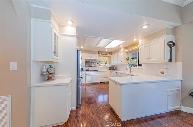 46469 Wallu Ln, Ahwahnee, CA 93601 - kitchen featuring white cabinetry, dark wood finished floors, a sink, visible vents, and a peninsula