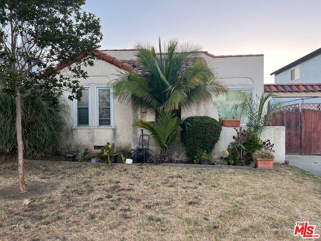 view of front facade with a lawn