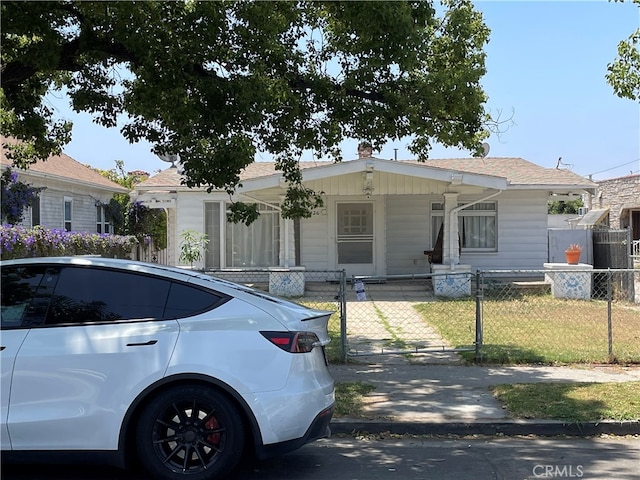 view of front of property featuring a front lawn and covered porch