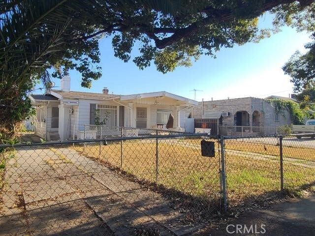 5426 La Mirada Ave, Los Angeles, CA 90029 - view of front of house with a chimney and a fenced front yard
