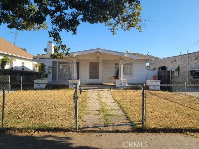 view of front of home featuring a front yard