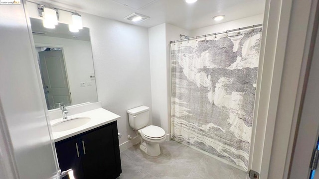 bathroom with curtained shower, vanity, and toilet