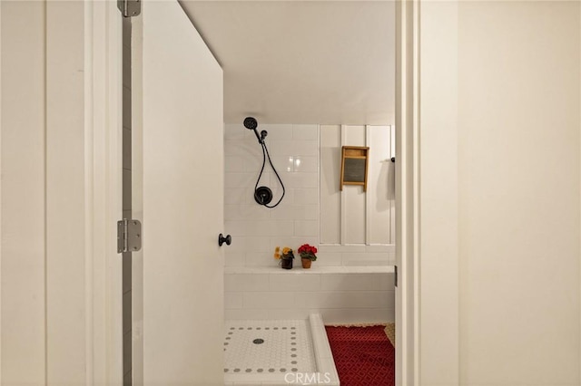 bathroom featuring tiled shower