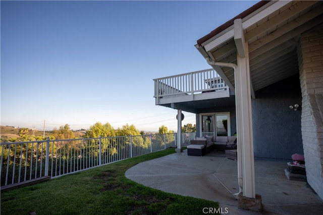 view of yard featuring an outdoor living space and a patio area