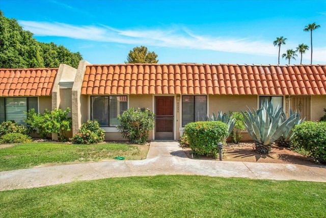 view of front of house featuring a front lawn