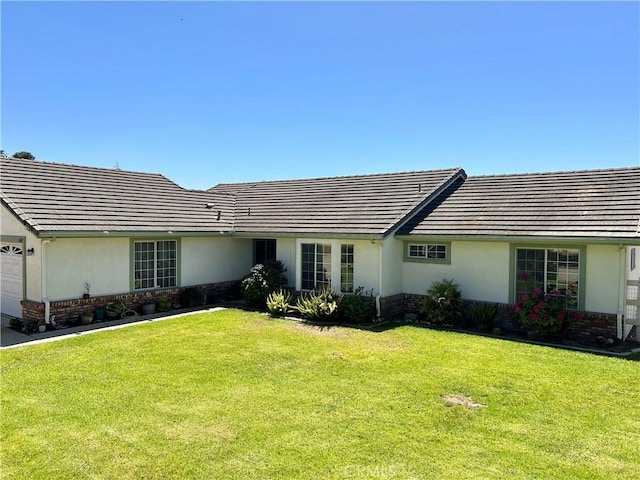 view of front facade featuring a front yard