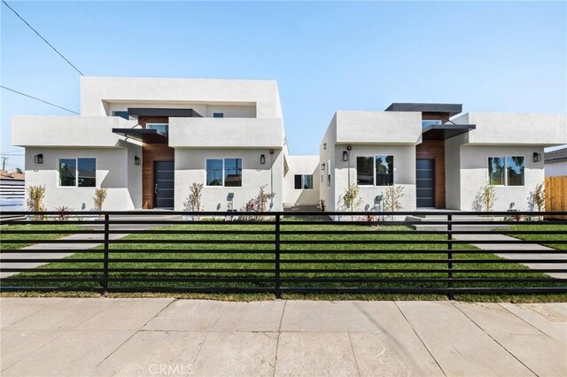 view of front facade featuring a front lawn