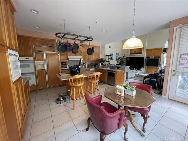 dining area featuring sink and light tile patterned floors