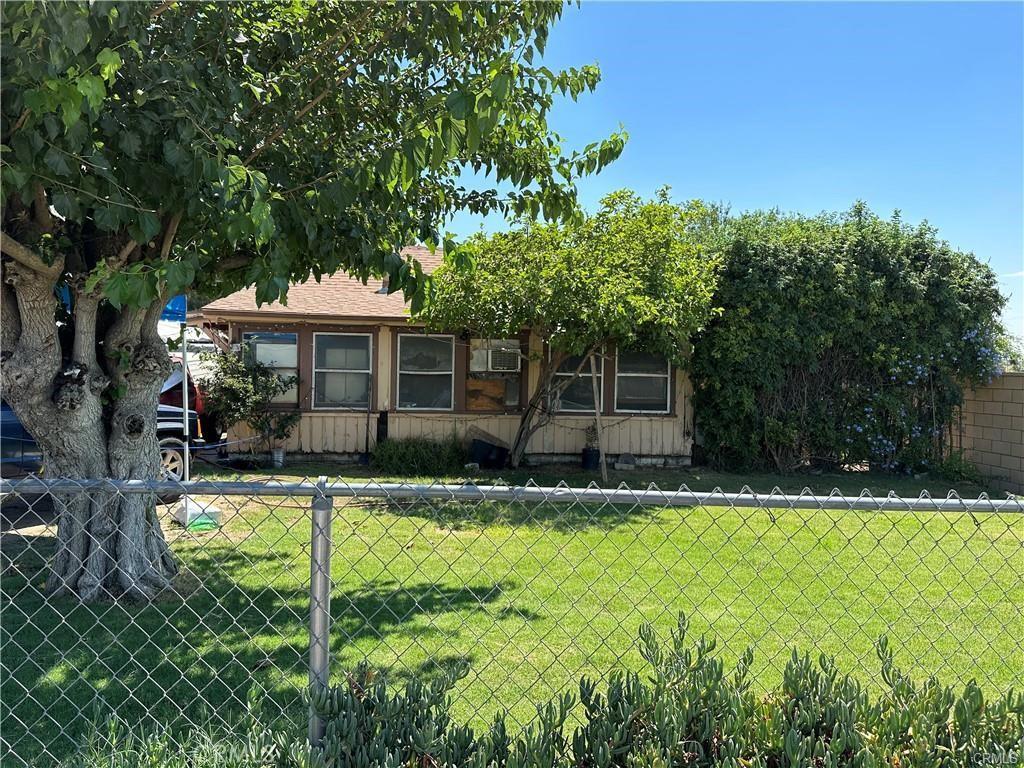 761 S Sycamore Ave, Rialto, CA 92376 - view of front of house with a front lawn