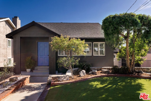 view of front of home featuring a front yard