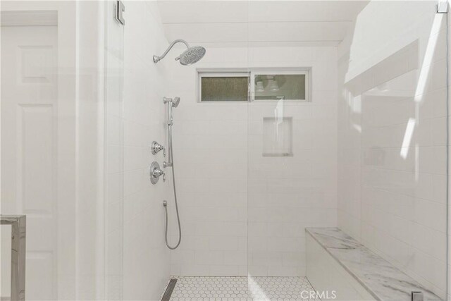 bathroom featuring a tile shower