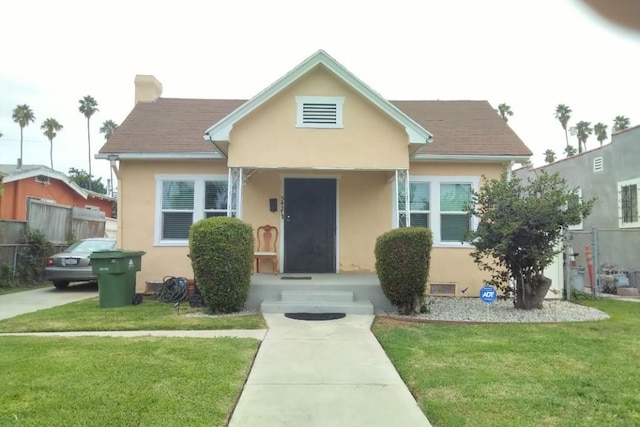 bungalow featuring a front lawn