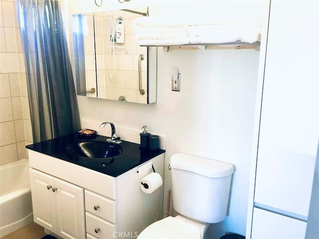 full bathroom featuring shower / tub combo with curtain, vanity, and toilet