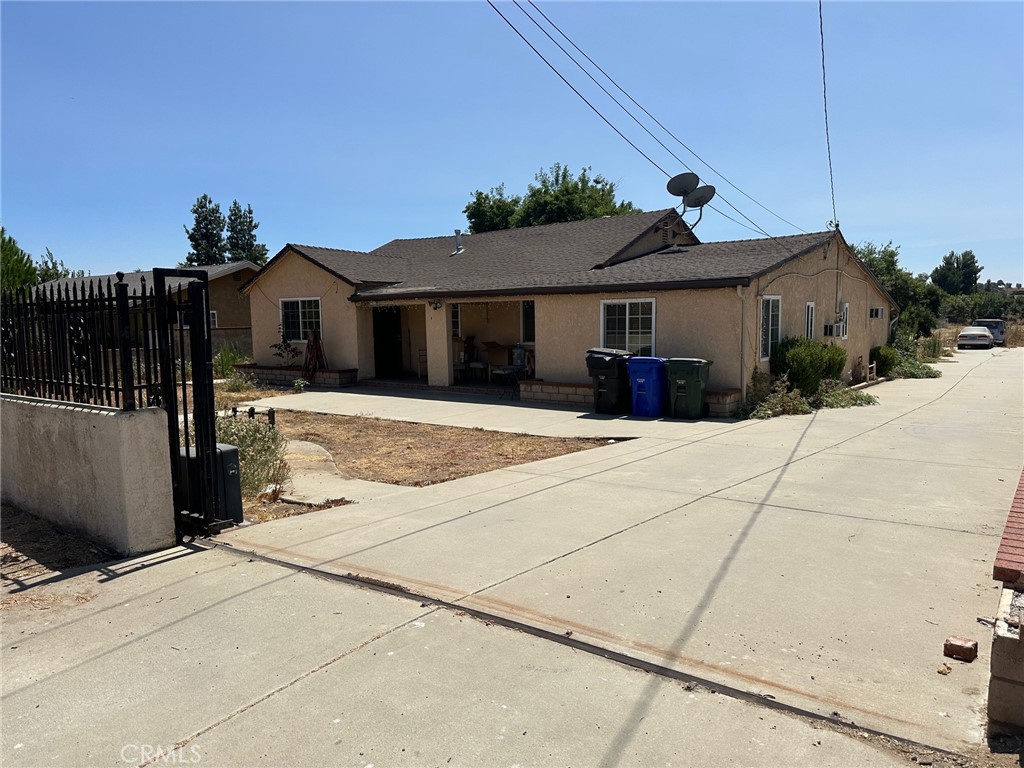 ranch-style home with a patio