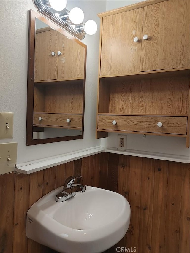 bathroom featuring sink