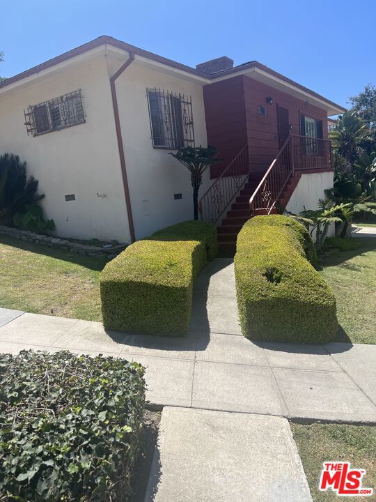 view of front of house with a front yard