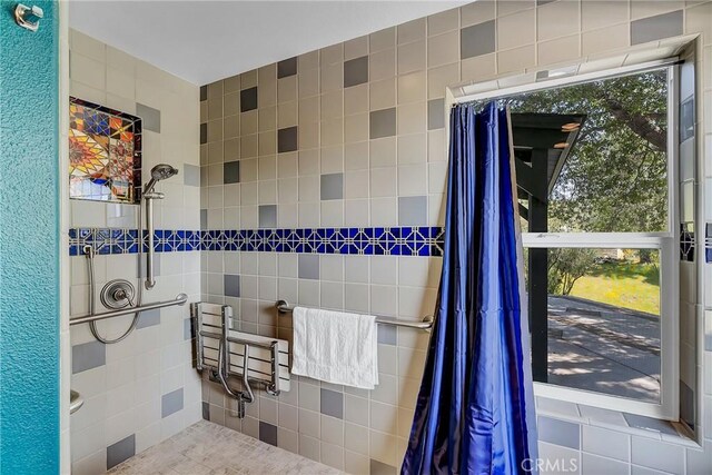 bathroom with toilet and tiled shower