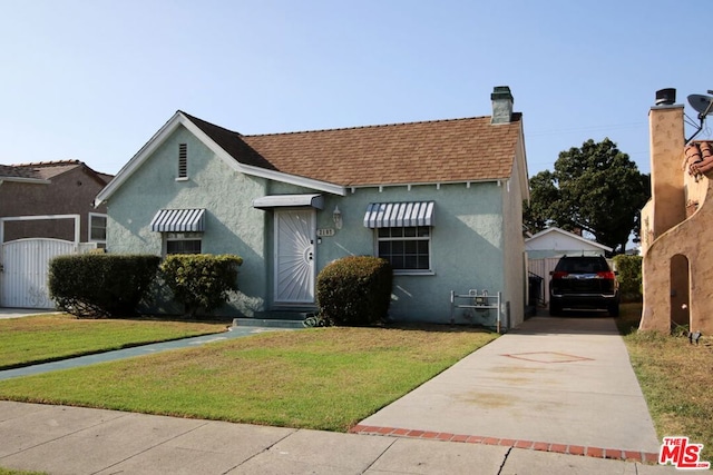 bungalow-style home featuring a front lawn