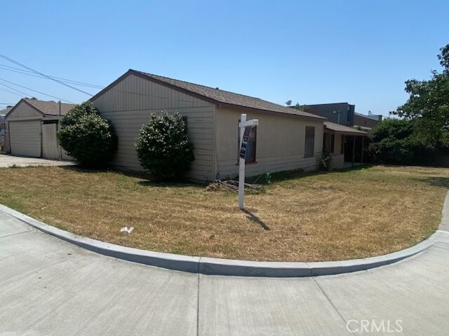 view of side of property featuring a lawn