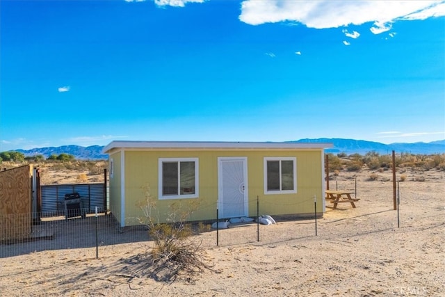 view of front of home featuring a mountain view