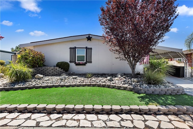 view of front of property with a front lawn