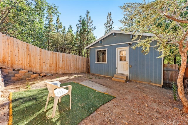 view of yard with an outbuilding