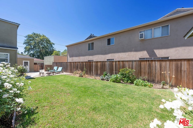 view of yard featuring a patio area