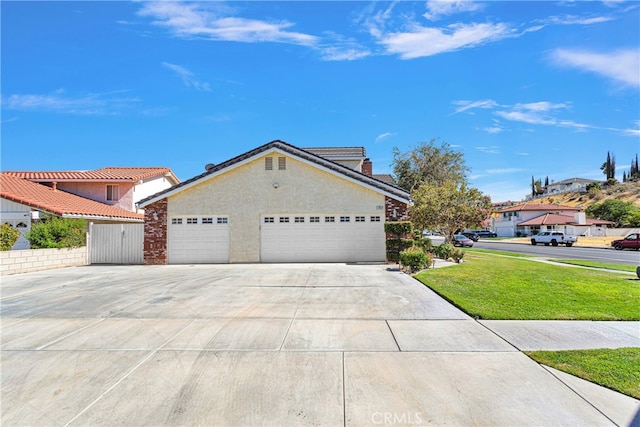 view of front of house featuring a garage and a front yard