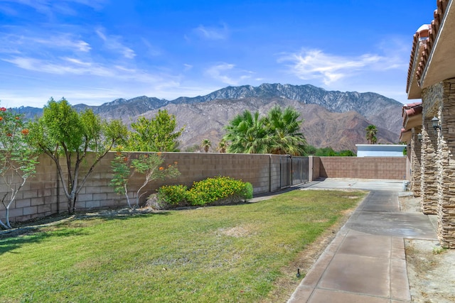 view of yard featuring a mountain view