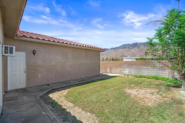 view of yard featuring a mountain view