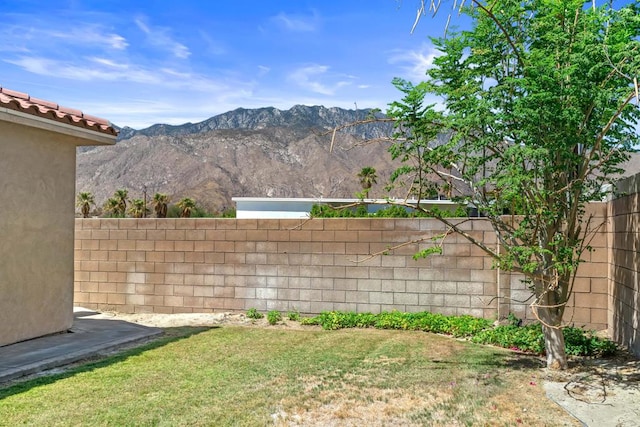 view of yard with a mountain view