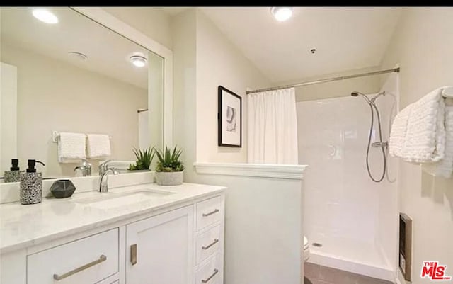 bathroom featuring a shower with curtain and vanity