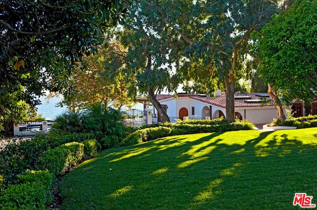 view of front of property featuring a front lawn