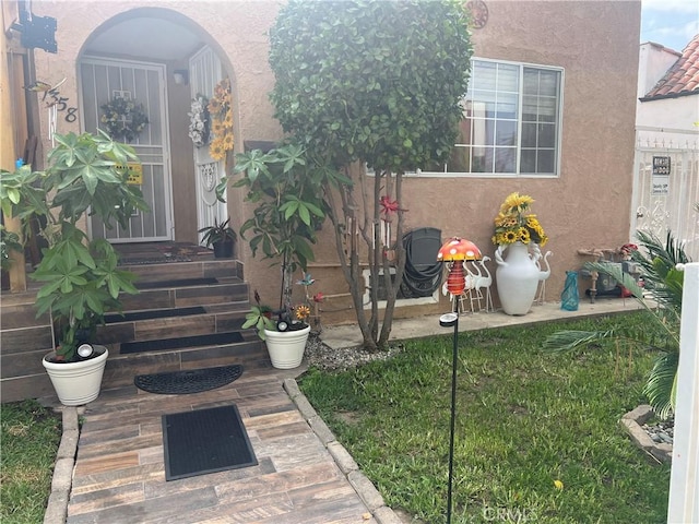 property entrance featuring stucco siding