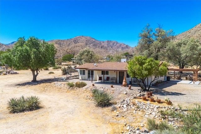 view of front of property featuring a mountain view