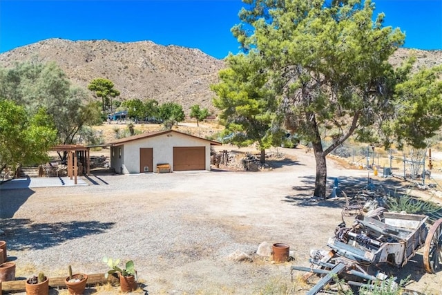 view of yard featuring a mountain view and a garage