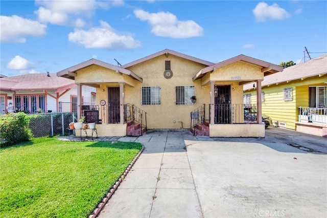 bungalow-style house featuring a front lawn