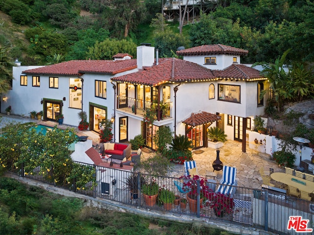 view of front of home featuring a patio and an outdoor hangout area