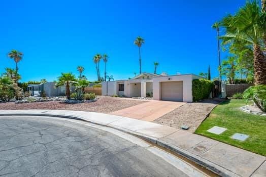 ranch-style home featuring a garage