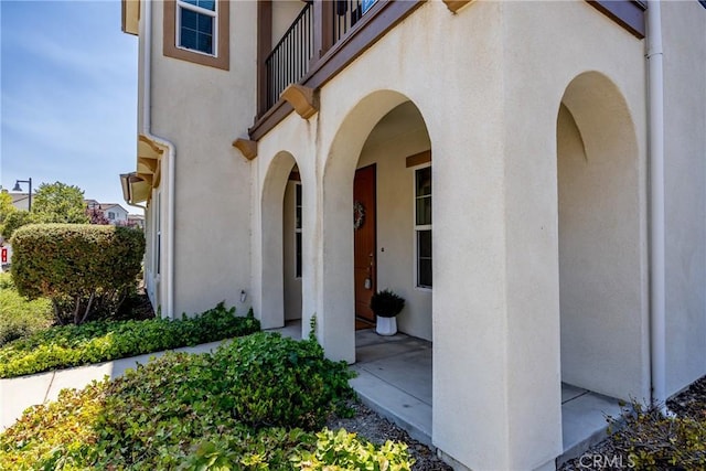 entrance to property featuring a balcony