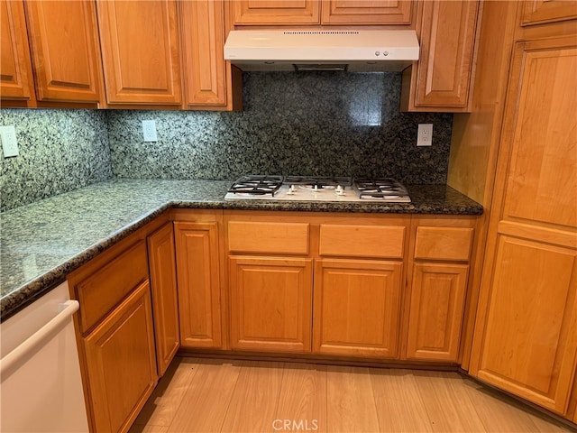 kitchen with stainless steel gas stovetop, backsplash, light hardwood / wood-style floors, and dishwasher