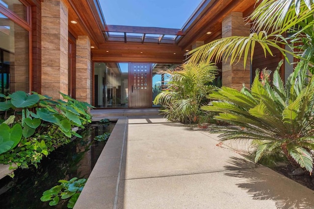 entrance to property featuring a patio area