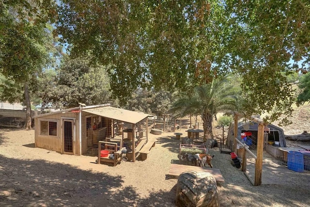 view of yard featuring an outdoor structure