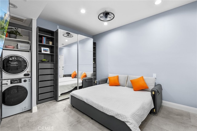 bedroom featuring stacked washing maching and dryer