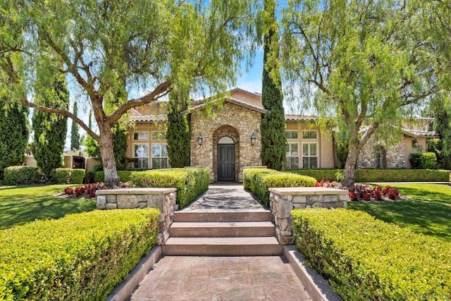 view of front of home featuring a front yard