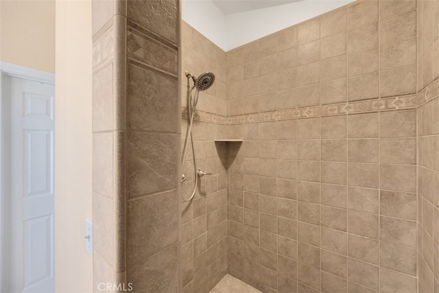 bathroom featuring a tile shower