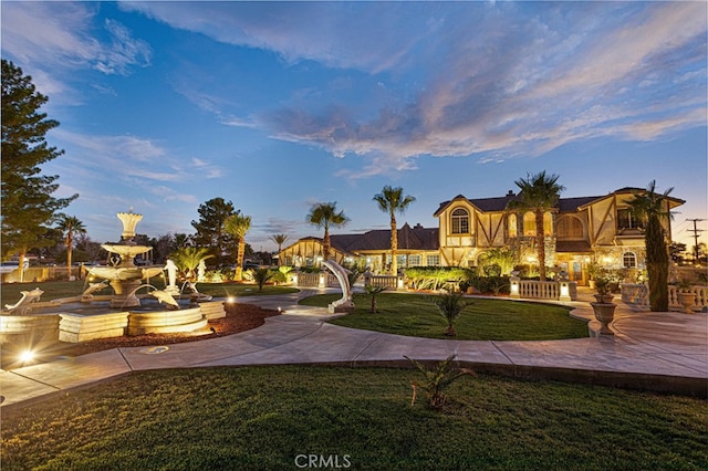 view of front of house featuring a yard