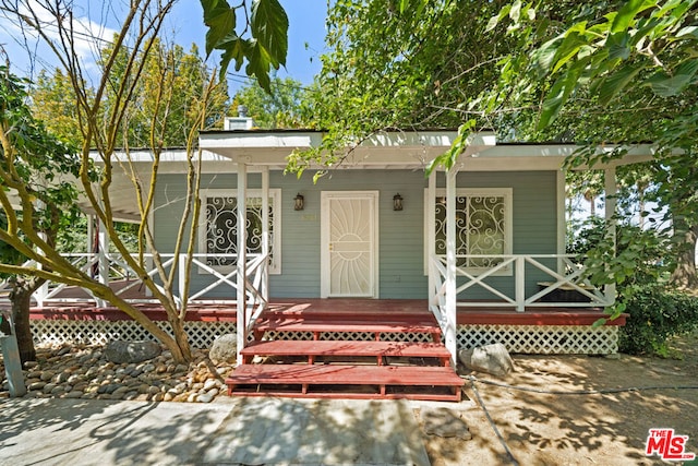 view of front of house featuring a porch