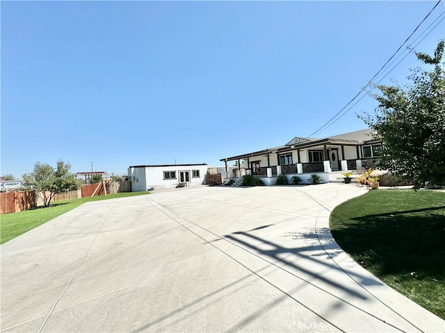 single story home featuring a front lawn