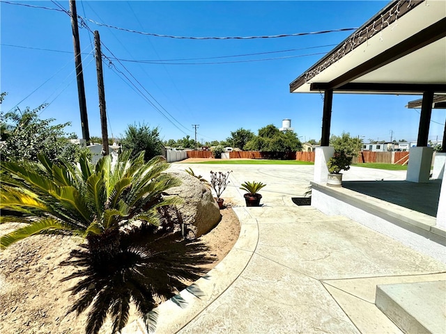 view of yard featuring a patio area